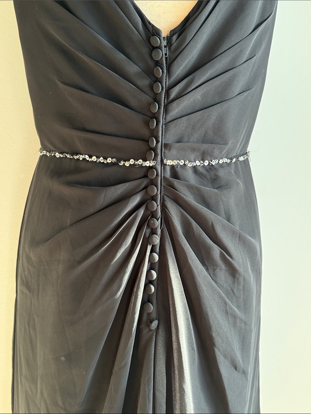 Elegant Black V-Neck Sleeveless Dress with Beaded Waist - Picture 6 of 9